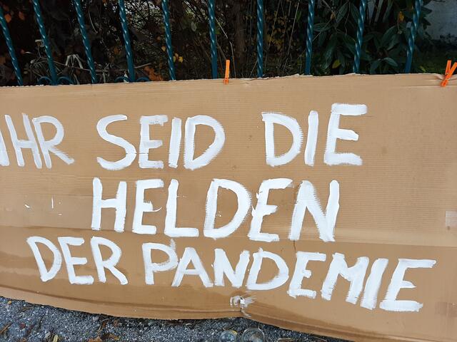 Am Zaun vor dem Klinikum Schärding wurden Dankesplakate aufgehängt – von wem, ist nicht bekannt.
