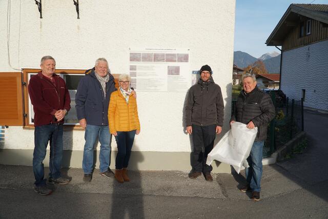 Markus Wetzel, Anton Walch, Ingrid Wetzel, Patrick Gleffe und Vinzenz Knapp (v.l.) bei der Enthüllung der Tafel.