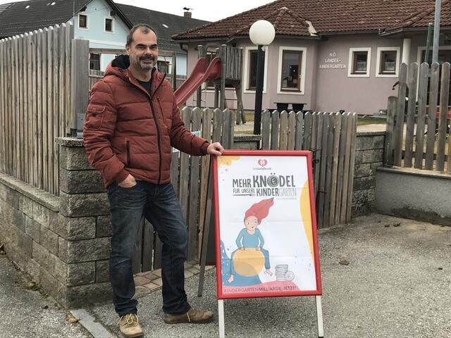 Kolja Deibler-Kub von der SPÖ Groß Gerungs vor dem Kindergarten Etzen - gefordert werden mehr Betreuungsplätze für Kinder unter zweieinhalb Jahren. | Foto: Foto: SPÖ Groß Gerungs