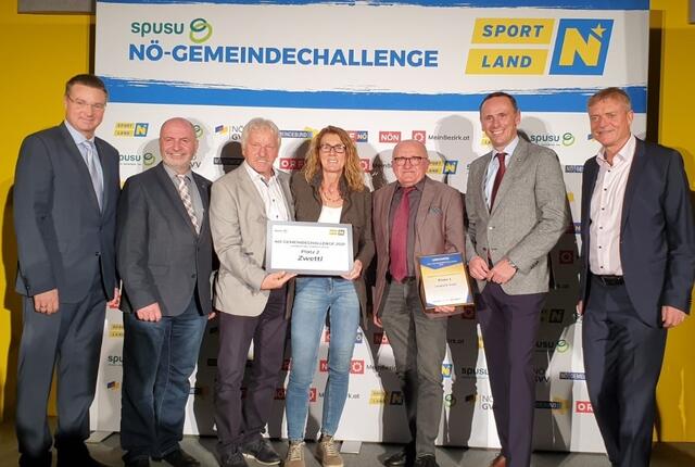 2. Platz bei der NÖ-Gemeindechallenge (v. l.): Wolfgang Kocevar (Vizepräsident NÖ GVV), Josef Balber (Vizepräsident NÖ GVV), Sportstadtrat Josef Zlabinger, Waltraud Gotzbachner und Leopold Zottl, Sportlandesrat Mag. Jochen Danninger, Franz Pichler (spusu-Geschäftsführer)