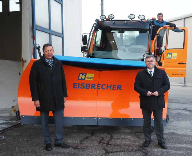 Straßenbaudirektor Josef Decker und Landesrat Ludwig Schleritzko überzeugten sich von der Einsatzbereitschaft der Eisbrecher des Landesstraßendiensts. | Foto: NÖ Landesstraßendienst