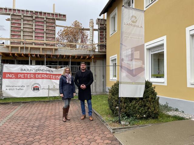 Marketingleiterin Barbara Bodlaj und Schauraumleiter Patrick Fallosch freuen sich auf die Fertigstellung des Zubaus.