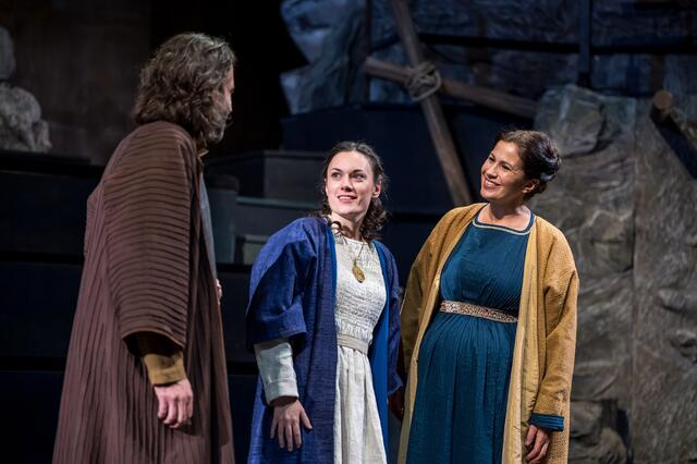 Szenenbild "Fürchte dich nicht" Salzburger Adventsingen: Josef, Maria, Elisabeth (Kusine von Maria) | Foto: Franz Neumayr
