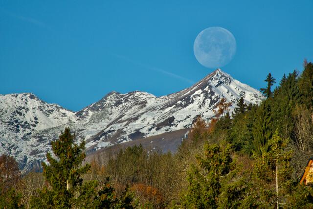 Beeindruckend: Die Bergspitze des Gmeineck stemmte den leicht schimmernden Vollmond.