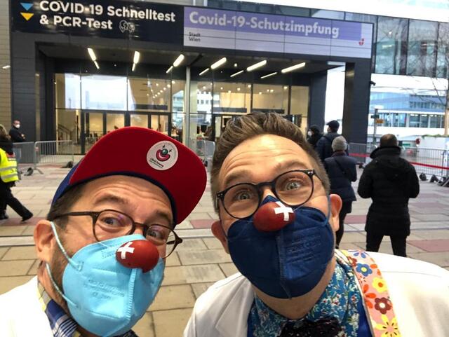 CliniClowns sorgen dafür, dass die Wartezeit für Kinder bei der Impfstraße so angenehm wie möglich ist.