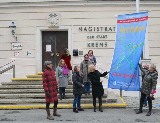 Frauen gegen Gewalt: Alexandra Koschier, Gertrude Kaindl, Katharina Lechthaler und Lisbeth Pölzinger (alle Lilith), GR Gabriele Mayer, StR Sonja Hockauf-Bartaschek, Vizebürgermeisterin Eva Hollerer und STR Susanne Rosenkranz.
