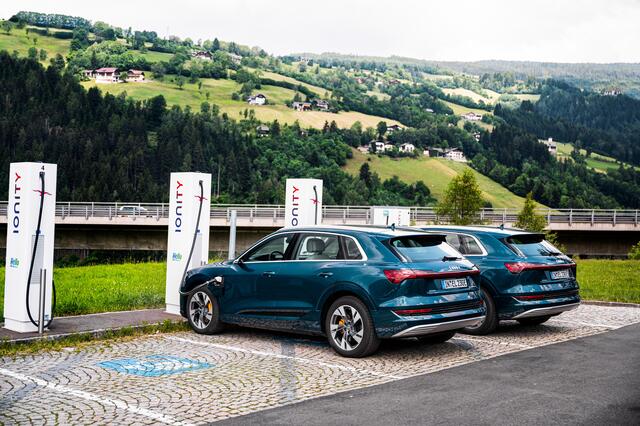 Ein Powercharger  schafft in 5 Minuten 50 bis 100 km.  | Foto: Audi