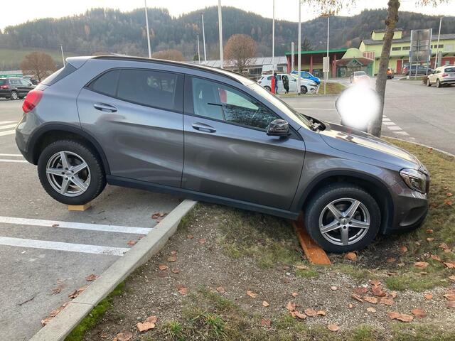 Ein Abschleppdienst befreite das Fahrzeug aus der misslichen Lage.