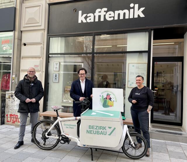 Green to Home-Geschäftsführer Michael Punzet (links) mit Bezirksvorsteher Markus Reiter (Grüne) und Natascha Kretzl, Geschäftsführerin von „Kaffemik“ in der Zollergasse.
