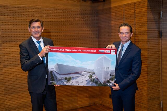 Für die neue Veranstaltungshalle sucht man EU-weit nach einem Partner: Stadtrat Peter Hanke und Wien-Holding-Geschäftsführer Kurt Gollowitzer (v.l.).