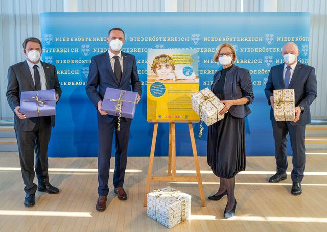 Mit der Plattform www.regional-kaufen-noe.at den regionalen Online-Handel stärken: Wirtschaftskammer-Präsident Wolfgang Ecker, Wirtschaftslandesrat Jochen Danninger, Landeshauptfrau Johanna Mikl-Leitner und ecoplus-Geschäftsführer Helmut Miernicki.