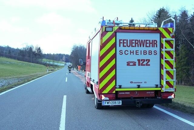 Eine hunderte Meter lange Ölspur musste beseitigt werden.