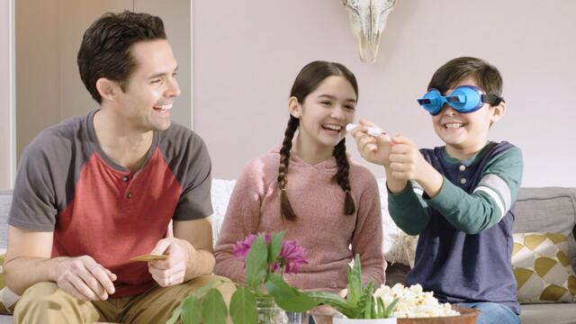 The #Upside Down Challenge Game bietet viel Spaß für die ganze Familie.