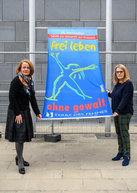 Landesrätin Christiane Teschl-Hofmeister und Landesrätin Ulrike Königsberger-Ludwig mit der Fahne „Gewalt frei leben“ vor dem Landhaus St. Pölten
 | Foto: NLK Burchhart