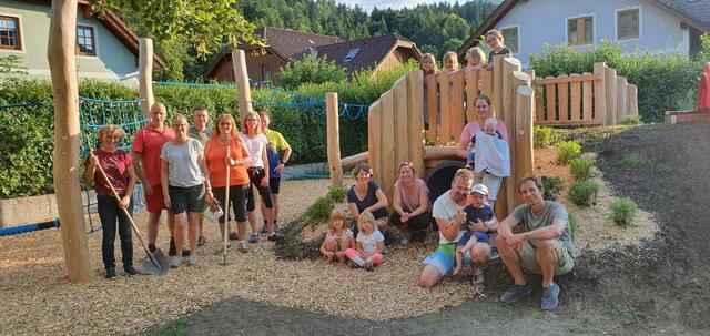 Spielplatz Umbau - alle halfen mit von jung bis alt