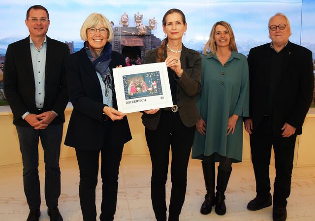Präsentation der Stille Nacht Marke: Bürgermeister Bernhard Zwielehner, Christa Pritz (Präsidentin der Stille Nacht Gesellschaft), Sieglinde Frohmann (Kulturabteilung der Stadt Ried), Renate Schaffenberger (Finanzreferentin der Stille Nacht Gesellschaft), Josef A. Standl, (Vizepräsident der Stille Nacht Gesellschaft) | Foto: Museum Innviertler Volkskundehaus
