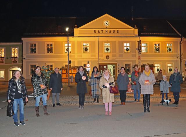 Das Rathaus tauchen der Zonta-Club unter Präsidentin Silvia Dimitriadis (2.v.l.) und die Stadtgemeinde Feldbach unter Bürgermeister Josef Ober 16 Tage lang in oranges Licht.