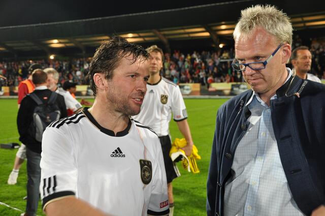 Auf ein Neues, so tröstet Weltmeister Lothar Matthäus Organisator und Fußballfreund Ralph Schader. | Foto: Schopper