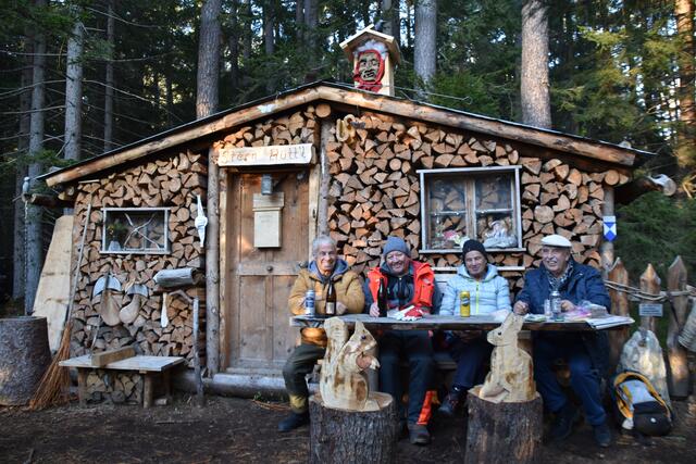Das selbst gebaute Holzhäuschen (Stern Hütt'l) von Walter Stern ist zum beliebten Treffpunkt geworden. Im Bild: Walter Stern, Hermann Obertanner, Hansi Stern, Franz Tomeinschitz (v.l.)