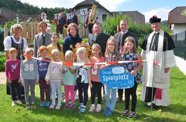 Spielplatzeröffnung mit Silvia Panzenböck, Projektleiter Werner Stieglitz, Christiane Teschl-Hofmeister, Christian Leeb, Franz Kemetmüller, Andreas Pirngruber