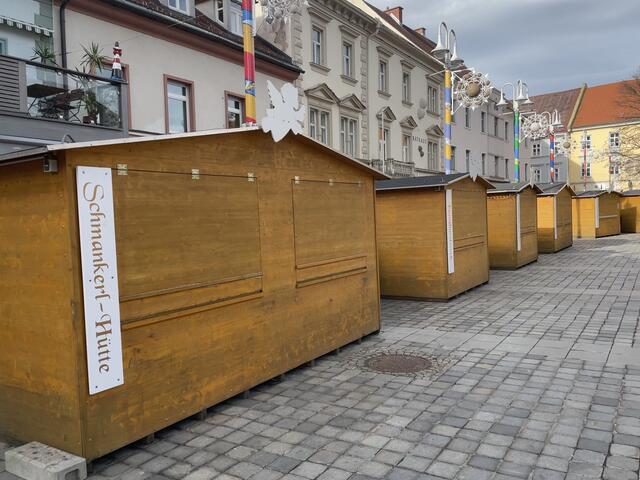 Der Lockdown versetzt die Weihnachtsmarkthütten vor der Eröffnung in eine vorzeitige Winterruhe.