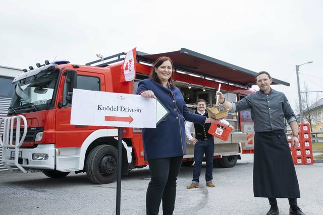 Der Knödel Drive-in beim Stiegl-Truck bietet kugelrunden Genuss zum Mitnehmen. Im Bild: v.l.n.r.: Stiegl-Brauwelt „Wirtin“ Daniela Hofer, Stv. Service-Leiter Wolfgang Wallentin und Stiegl-Brauwelt Küchenchef Christian Buhl.