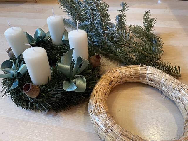 Beim Adventkranz binden kommt es auf die Gedult und die Übung an.