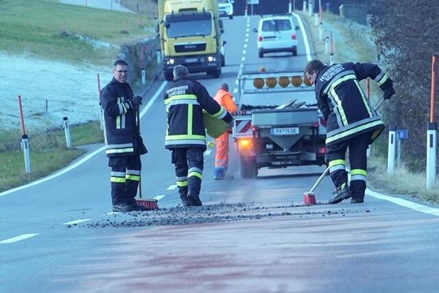 Eine hunderte Meter lange Ölspur musste beseitigt werden. | Foto: Doku-NÖ