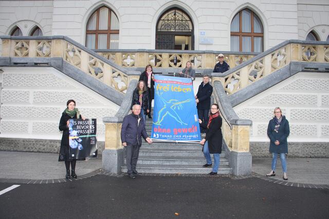 Das Team der Innova-Beratungsstelle unter der Leitung von Ulrike Gärtner (vorne, 2.v.r.) hisste die Fahne "Frei Leben – ohne Gewalt" vor der Villa Hold.