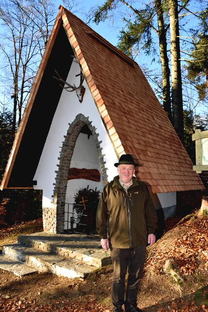 Jagdleiter Andreas Ebner vor der neu renovierten Hubertus-Kapelle. Sein Großvater war Jagdleiter, als diese Kapelle errichtet wurde.  | Foto: Zinterhof