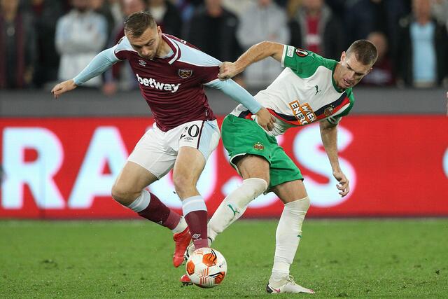 Rapids Srđan Grahovac (r.) im Hinspiel (0:2) in London gegen West Ham-Stürmer Jarrod Bowen