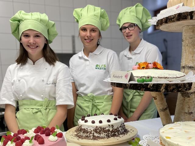 (v.l.n.r.) Die Zuckerbäckerinnen Elisabeth Haiden, Lisa Ungersböck und Sarah Allram präsentieren ihre süßen Kunstwerke