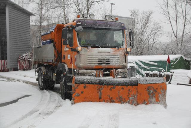 Tag und Nacht im Einsatz: Fällt Schnee in der Stadt, dann sind die Winterdienst-Mitarbeiter rund um die Uhr aktiv. | Foto: Baumgartner/BRS