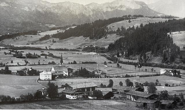Nur wenige Gebäude im Reither Dorfzentrum um 1900.