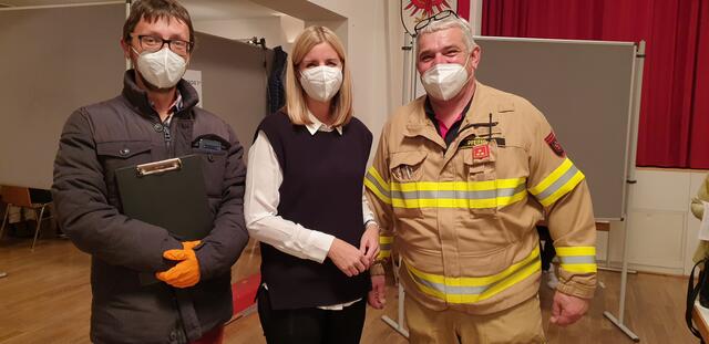 Bürgermeisterin Daniela Kampfl bedankt sich bei zwei der Organisatoren: Andreas Baldauf (l.) und Christian Pfeifer.