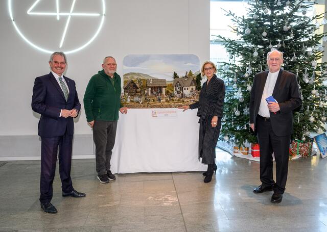 Landeshauptfrau Johanna Mikl-Leitner, Landtagspräsident Karl Wilfing (l.) und St. Pöltens Bischof Alois Schwarz (r.) präsentieren zusammen mit Krippen-Obmann Otto Reisenbauer die „Bucklige Welt“-Krippe im Landhaus.