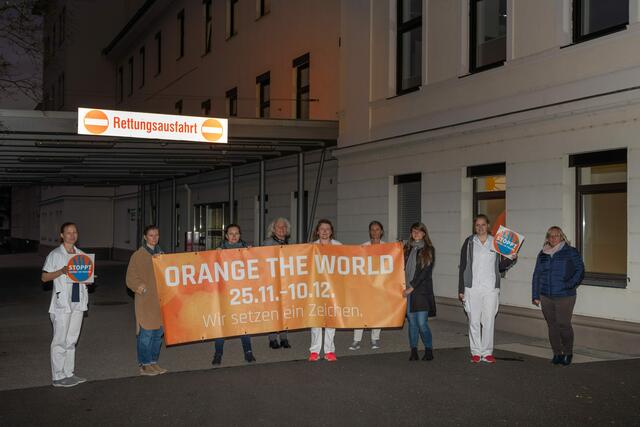 Um alle Berufsgruppen innerhalb der OÖ Gesundheitsholding verstärkt zum Handeln zu befähigen, werden sie im Rahmen von Gewaltschutzgruppen laufend sensibilisiert, informiert und geschult.