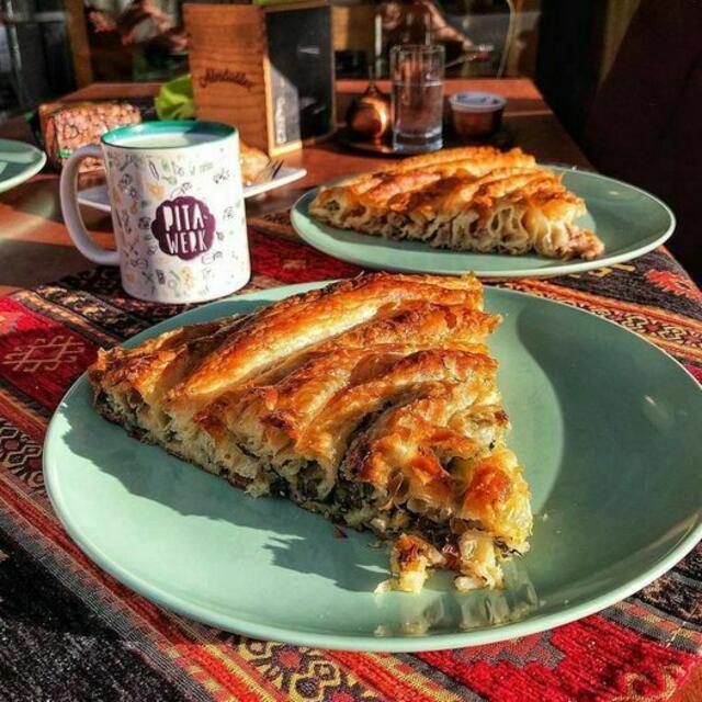 Traditionelle bosnische Pita mit Spinat gefüllt.