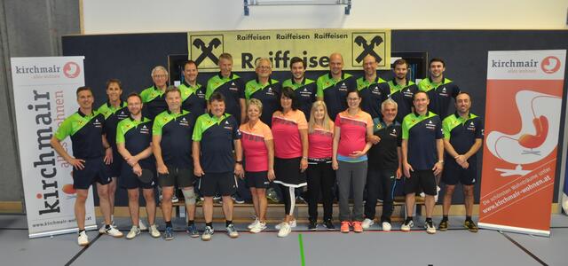 Der Tischtennisverein Raika Kirchdorf bedankte sich für die großzügige Dressenspende bei Hannes Kirchmair – alles wohnen – und bei der Raiffeisenbank Kirchdorf in Tirol