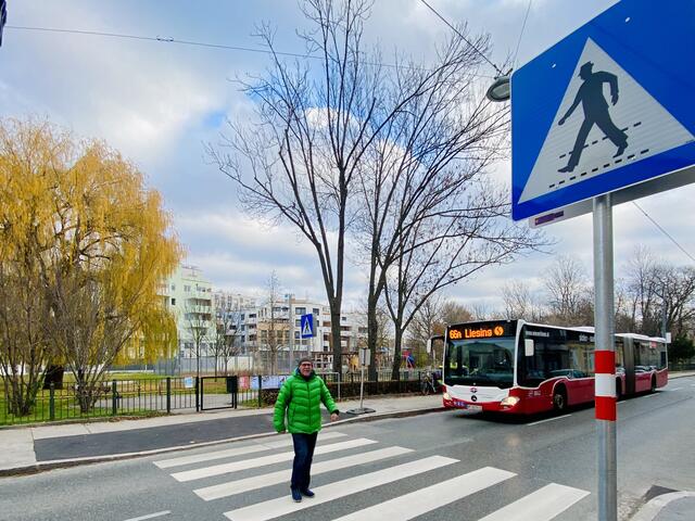 Büroleiter Wolfgang Ermischer war einer der ersten auf dem neuen Schutzweg. | Foto: BV 23