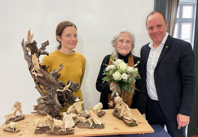 Irmgard Eixelberger (Mi.) ist 90 Jahre alt und stellt heuer zum 10. Mal ihre selbstgemachten Krippen im Gleisdorfer Rathaus aus.