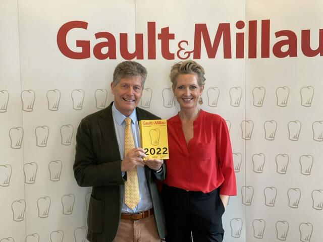 Die Herausgeber Karl und Martina Hohenlohe mit dem neuen und umfassenden Gault&Millau Restaurant-Guide 2022.