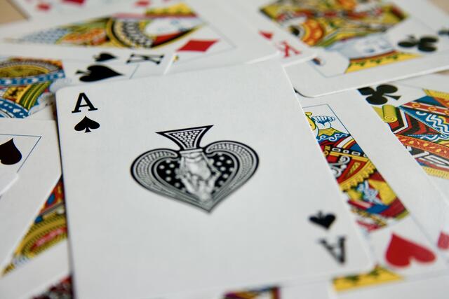 Bridge ist kein herkömmliches Stichspiel, sondern Denksport, bei dem jeweils zwei Paare gegeneinander spielen.