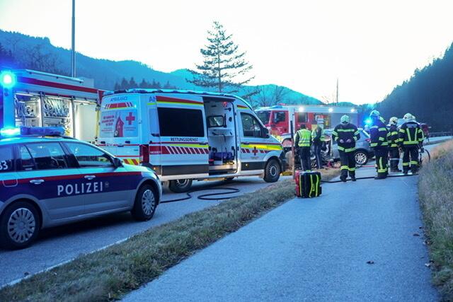 Tragischer Verkehrsunfall zwischen Lunz und Göstling: Ein Autolenker erlag noch am Unfallort auf der Bundesstraße 25 seinen Verletzungen. | Foto: Doku-NÖ