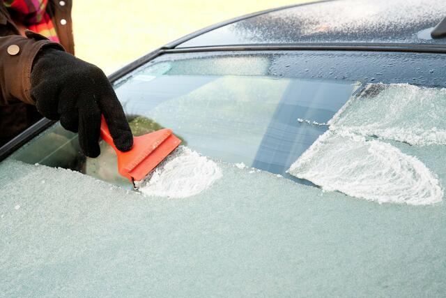 Wenn´s über Nacht friert: Immer griffbereit haben sollte man Eiskratzer und Handfeger.