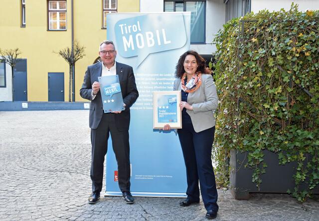 Mobilitätslandesrätin Ingrid Felipe und Gemeindelandesrat Johannes Tratter freuen sich über die vielen gesetzten Maßnahmen der sterneprämierten Gemeinden