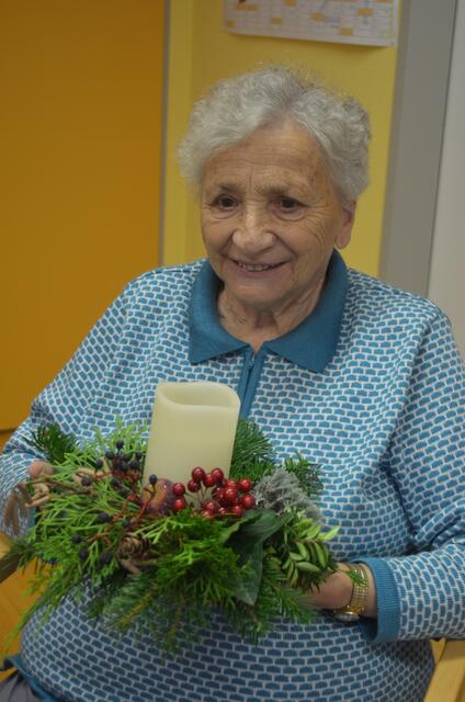 Elfriede Lukas freut sich über ihr Werk.