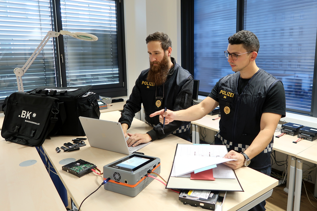 Lukas Kraxner und sein Kollege Marvin Rauch bei der Datenauswertung nach einer Hausdurchsuchung