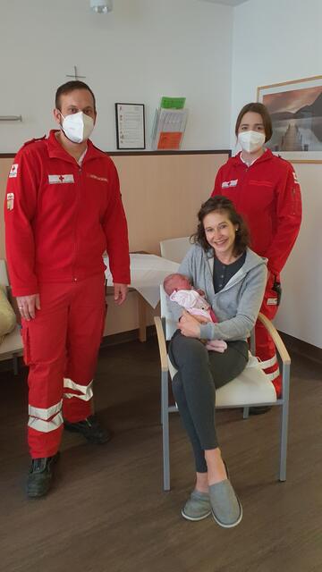 Hannah "pressierte" es: Sie kam so schnell, dass ein Transport ins Krankenhaus nicht mehr machbar war. Die beiden Rettungssanitäter Josef Hörtlackner, Mutter Bettina mit der kleinen Hannah, Rettungssanitäterin Laura Hintermaier | Foto: RK/LV OÖ