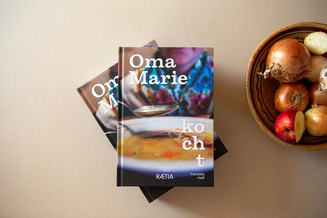 Das Buch "Oma Marie kocht" von Franziska Heiß.